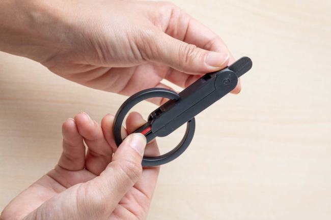 【機能派POINT】安全ストッパーを押しながら、キャップを持ち手側にスライドさせると開きます。キャップを探す時間の短縮になります。